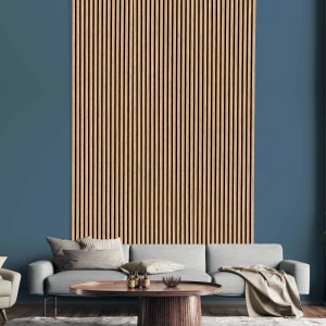 t.b.t. Pannelli fonoassorbenti a listelli di legno su parete blu in soggiorno.