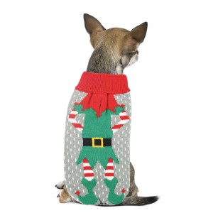 Cane che indossa un maglione natalizio grigio con un elfo. Abbigliamento festivo per cani.