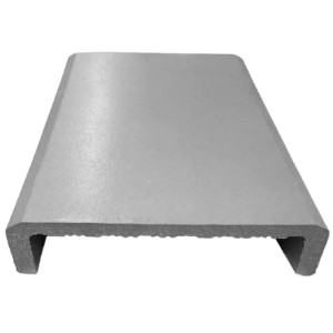 Battiscopa grigio per piastrelle.