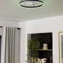 Plafoniera LED moderna t.b.t. con design ad anello per un'illuminazione elegante.