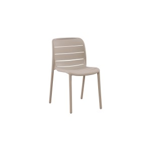 Sedia da giardino t.b.t. beige in plastica con listelli orizzontali.