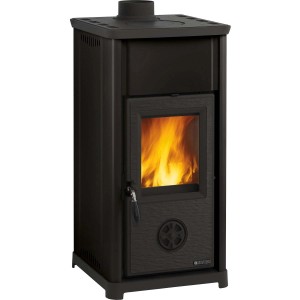 Stufa a legna t.b.t. nera con fuoco ardente nella finestra.