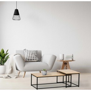 Set di due tavolini da caffè moderni con piano in legno e struttura in metallo nero.