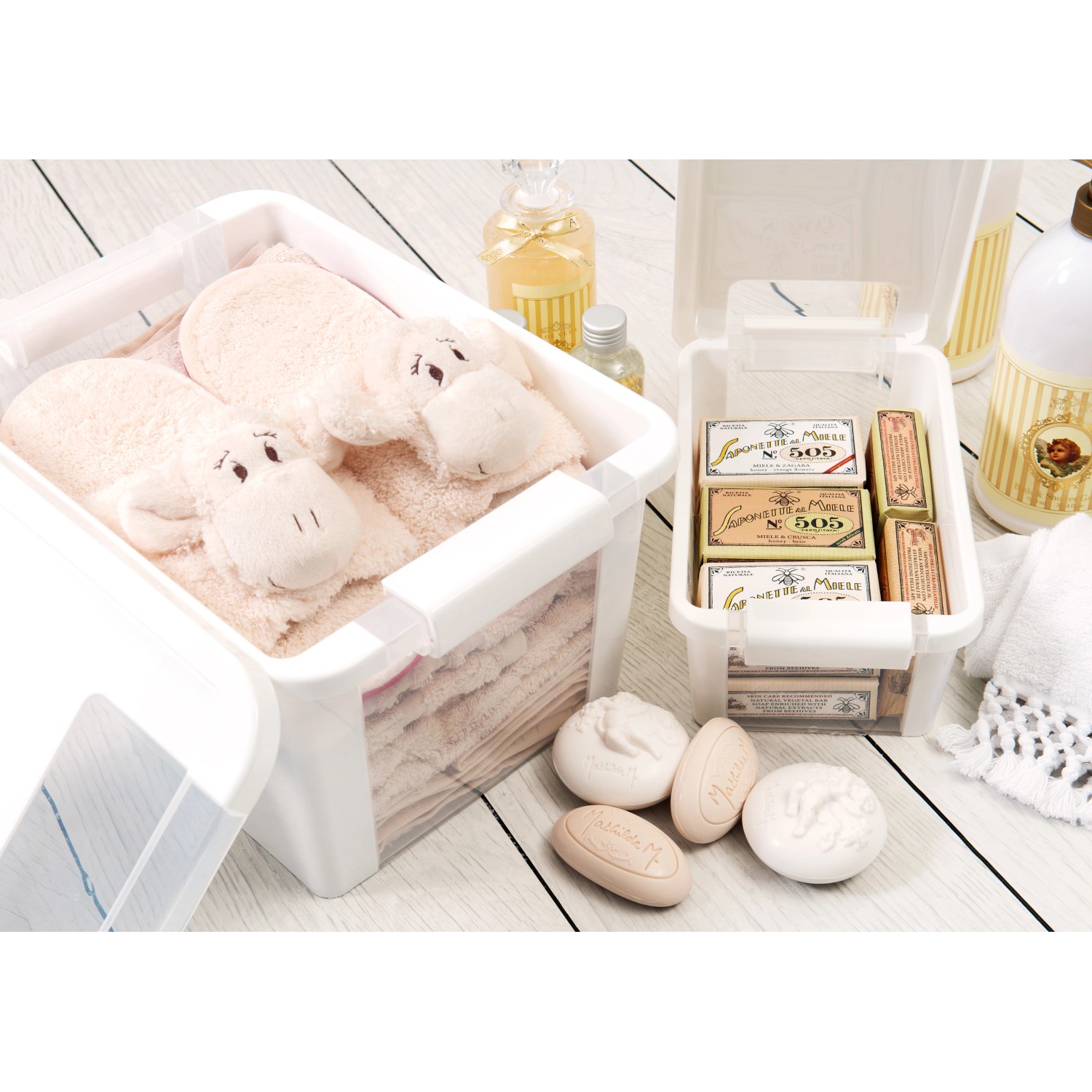 Box contenitore bianca Kis Bi Box M con contenuto. Soluzione pratica per lo stoccaggio.