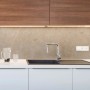 Cucina moderna con paraschizzi t.b.t. marrone, lavello e rubinetto.