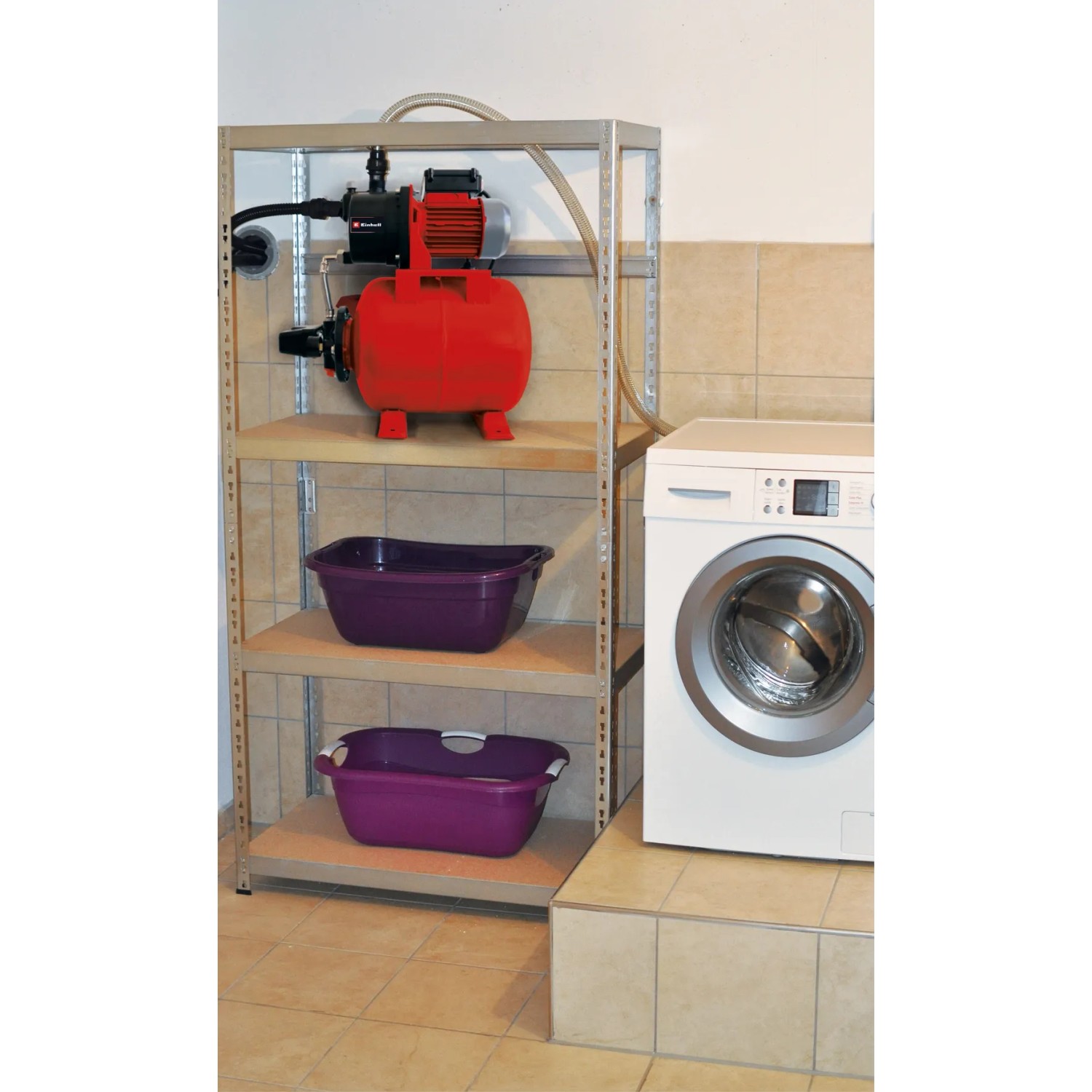 Einhell GC-WW 6538 set sistema acqua domestica con pompa, tubo di aspirazione e accessori su scaffale.