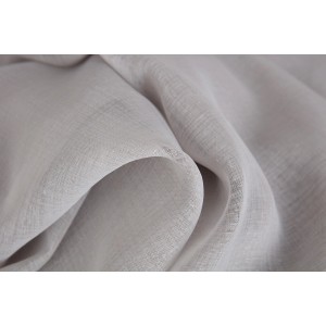 Dettaglio di un tessuto chiaro e intrecciato per una tenda tessile.