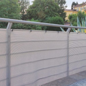 Frangivista grigio t.b.t. fissato a un balcone come arella.