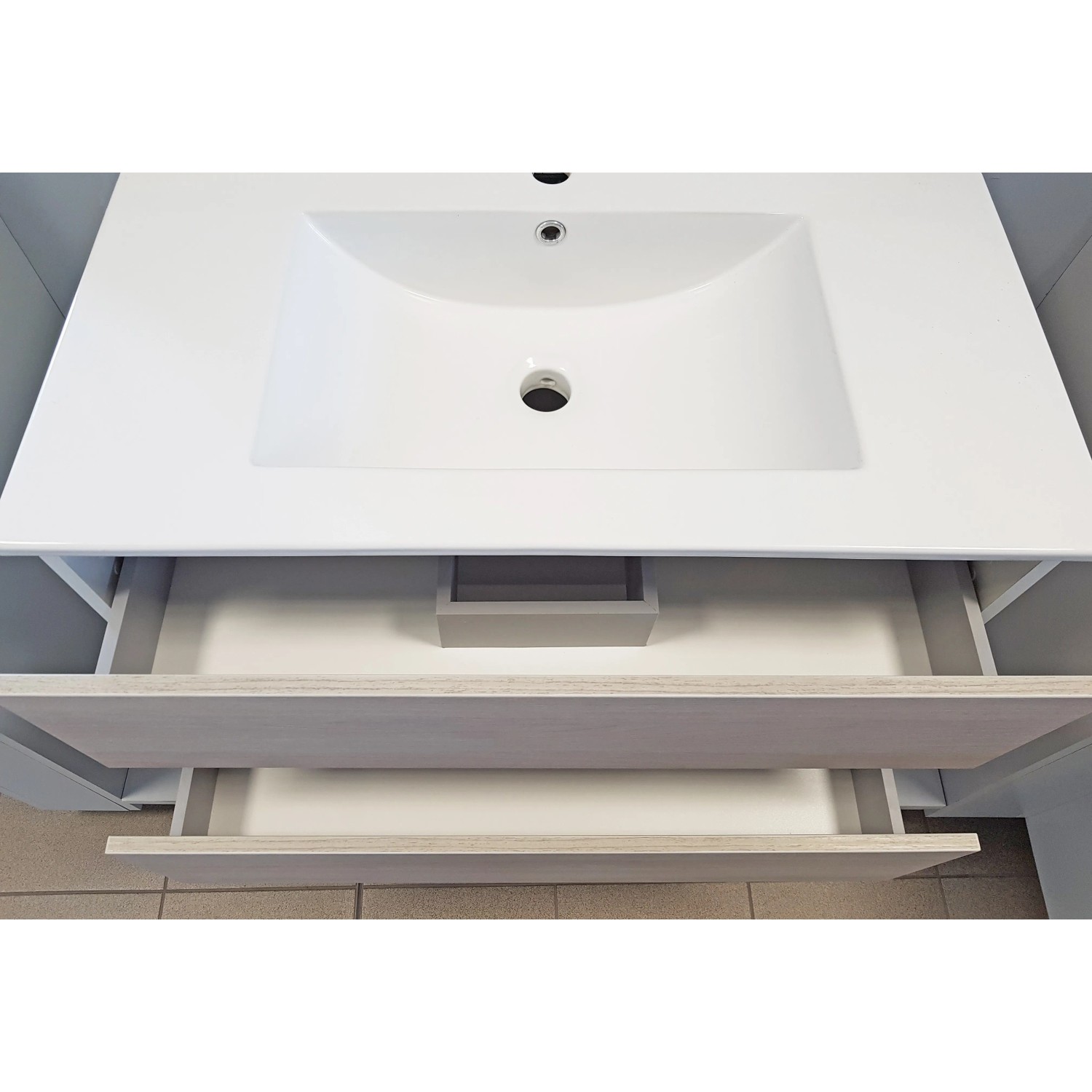 t.b.t. Mobile bagno con cassetti e lavabo bianco.