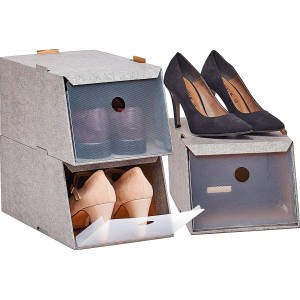 Scatole organizer per scarpe grigie, impilate e riempite con scarpe.