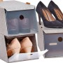 Scatole organizer per scarpe grigie, impilate e riempite con scarpe.