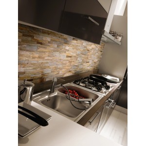 Parete cucina con piastrelle da rivestimento t.b.t. in toni marroni e grigi.