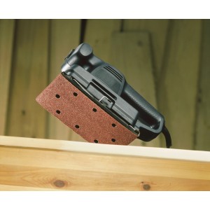 Levigatrice orbitale LUX con strisce abrasive K180 (93x230mm) durante la levigatura del legno.