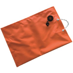 Sacca d'acqua rettangolare arancione con valvola e cordino per la casa.