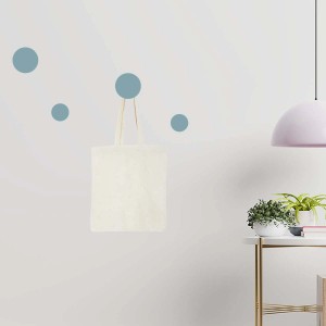 Borsa di stoffa su appendiabiti a muro con ganci blu. Pratico per borse e accessori.