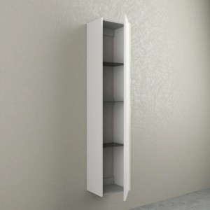 Mobile bagno sospeso bianco e stretto con ripiani aperti. Arredo bagno.