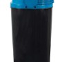 Contenitore da campeggio nero con coperchio blu, parte dell'attrezzatura da campeggio.