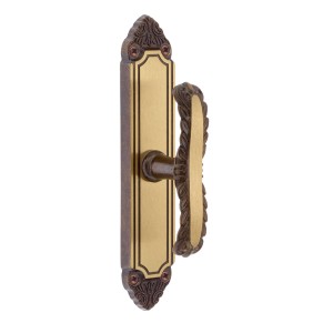 Elegante set di maniglie per porte con dettagli decorati per interni.