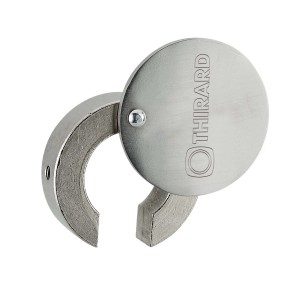 Dettaglio di uno strumento cilindrico t.b.t. in metallo.