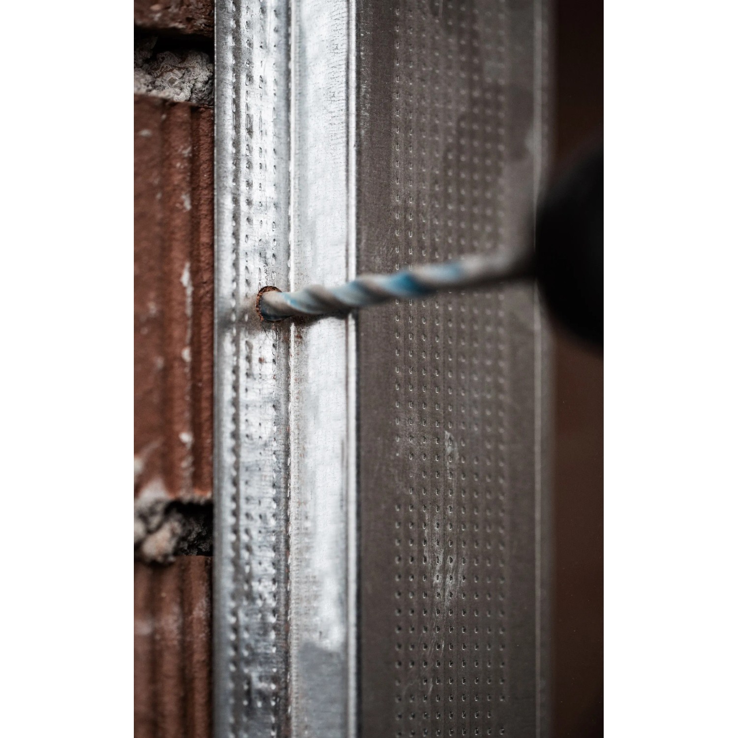 Punta Bosch Expert Multi Construction CYL-9 che fora il metallo in una parete.