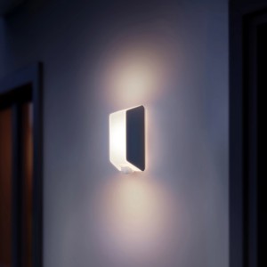 Moderna lampada da parete per esterni Steinel L 30 S con sensore antracite, luce accesa.