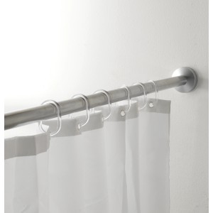 Asta per tenda doccia con anelli e tenda doccia bianca.