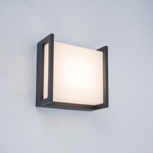 Applique da esterno a LED quadrata Lutec Qubo piccola con luce bianca calda.