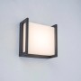 Applique da esterno a LED quadrata Lutec Qubo piccola con luce bianca calda.