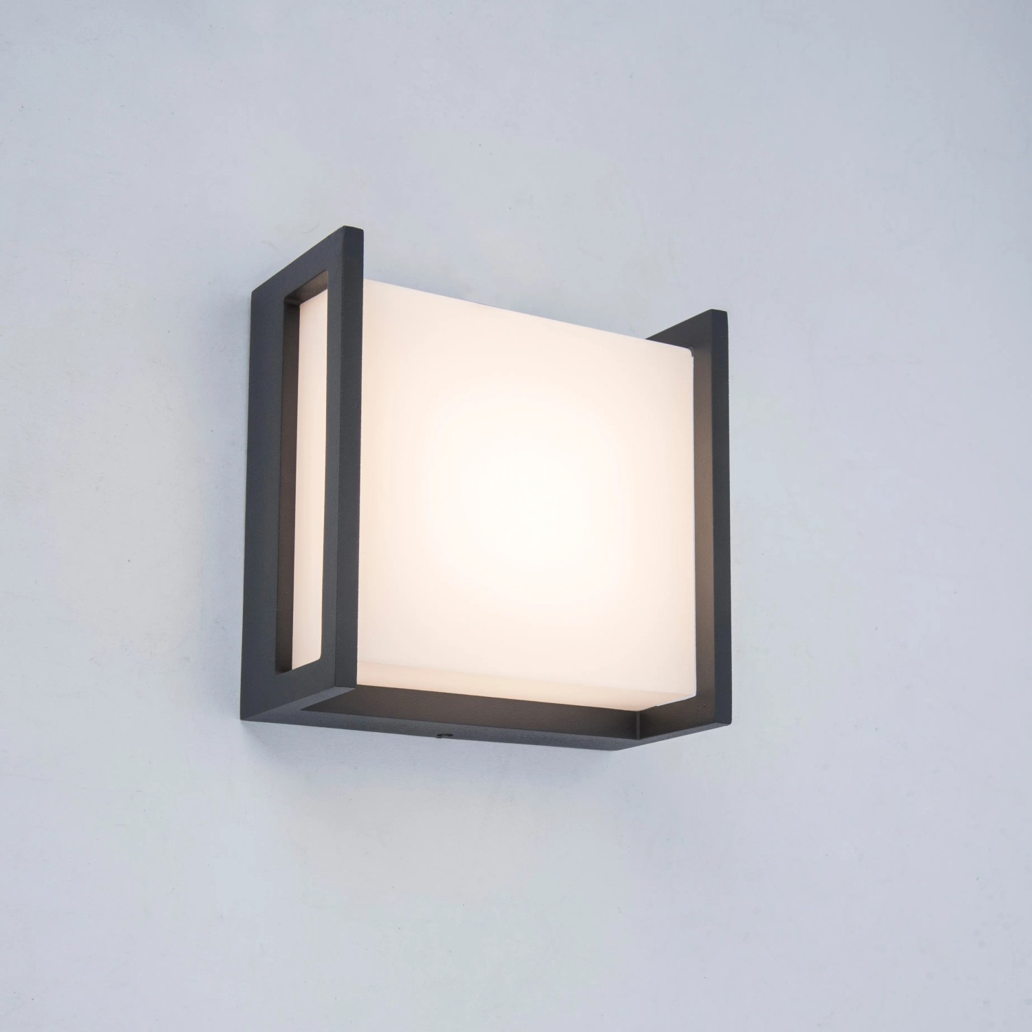 Applique da esterno a LED quadrata Lutec Qubo piccola con luce bianca calda.