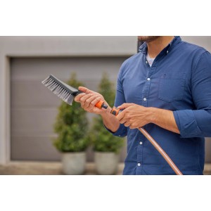 Gardena Cleansystem Spazzola a mano Soft M con raccordo per tubo in azione.