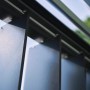 Pannello laterale a lamelle Biohort per pergola, grigio scuro metallizzato, protezione da vento e intemperie.