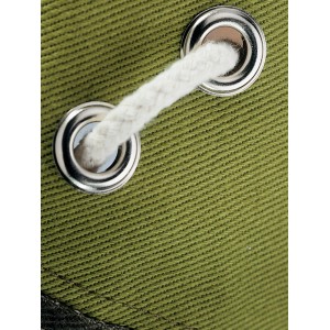 Primo piano di occhielli LUX argentati (4 mm) su tessuto verde con cordino. Utile per tessuti.