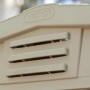Dettaglio: casetta da giardino in plastica Keter 3,39 m² con fessure di ventilazione.