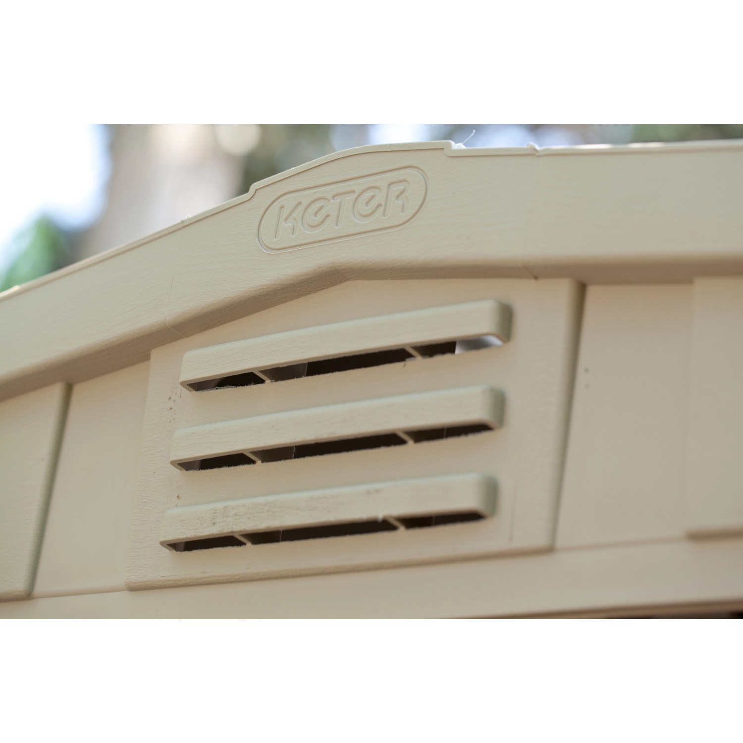 Dettaglio: casetta da giardino in plastica Keter 3,39 m² con fessure di ventilazione.