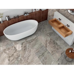 Bagno con piastrelle per pavimenti grigie effetto marmo. Vasca e lavabo sullo sfondo.