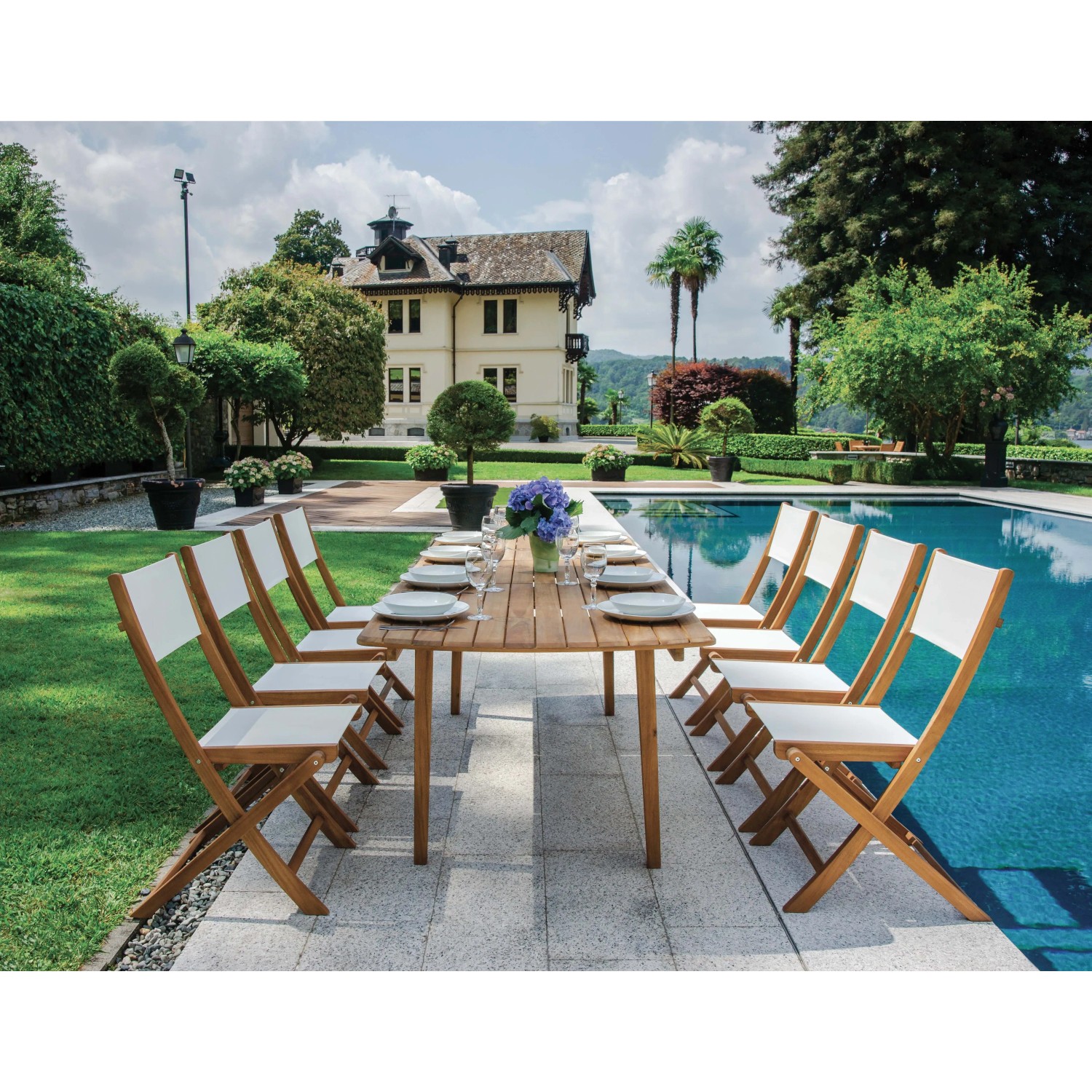 Set tavolo da giardino con tavolo e sedie in legno a bordo piscina. Ideale per feste in giardino.