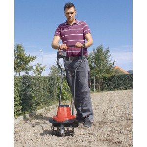 Einhell GC-RT 7530 motozappa elettrica in uso per smuovere il terreno.