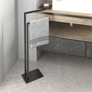 Portasciugamani nero autoportante con asciugamano in bagno.