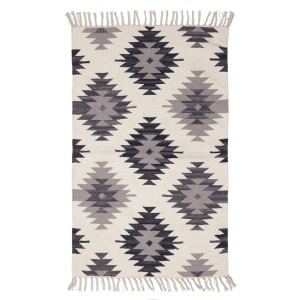 Tappeto t.b.t. con motivo a rombi grigi e frange.