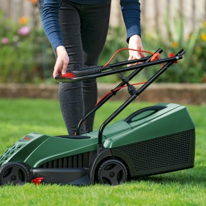 Tagliaerba elettrico Bosch Easy Rotak 32-215 verde con operatore su prato.