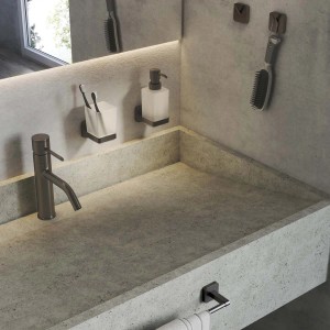 Lavabo moderno con rubinetto, dispenser sapone, portaspazzolino e portasciugamani.