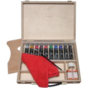 Scatola di legno aperta con colori ad olio, pennello, tavolozza, panno e bottiglia. Colori ad olio.