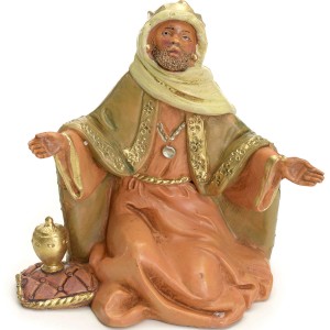 Re in ginocchio, statuina del presepe della serie t.b.t. Presepe, con corona e dono.