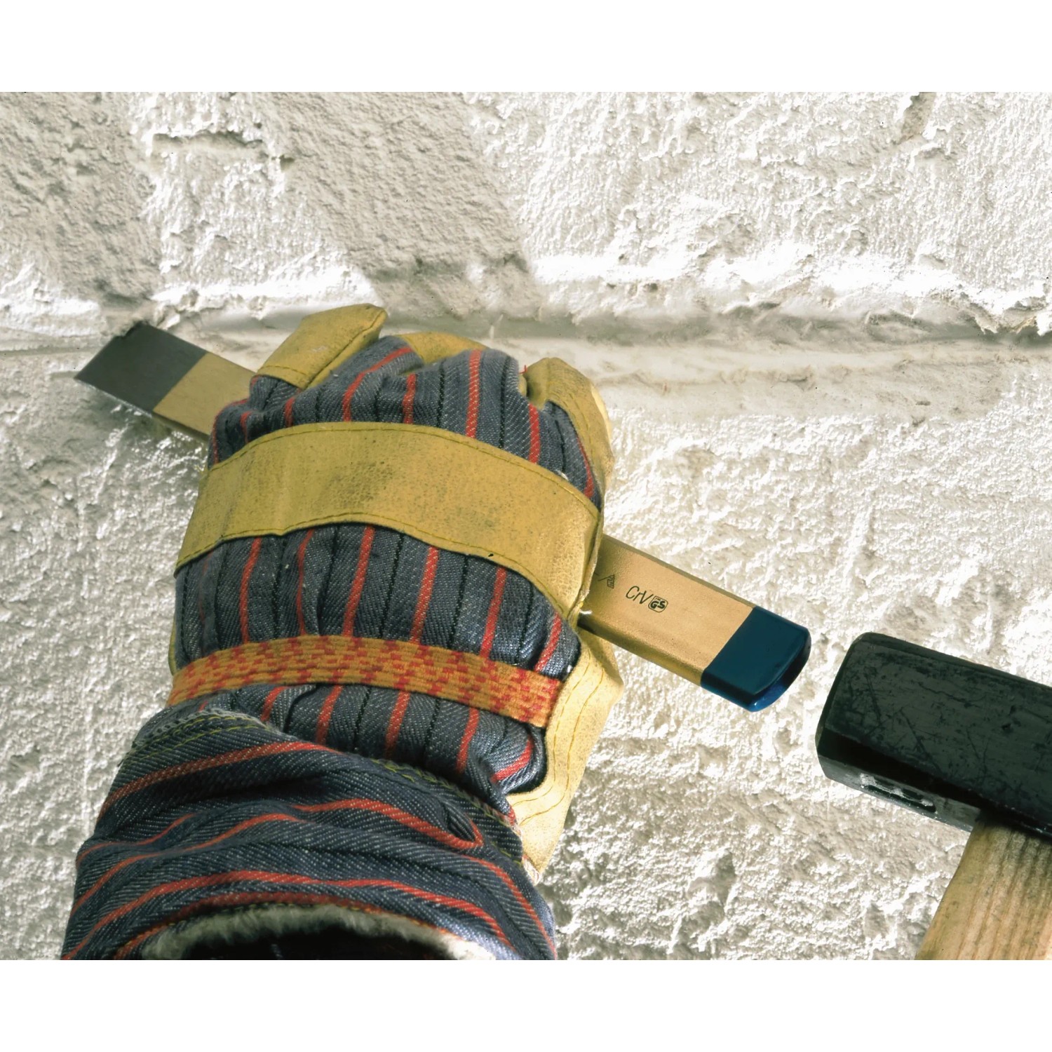 Scalpello per scanalature LUX Comfort in uso per scalpellare una scanalatura in un muro.