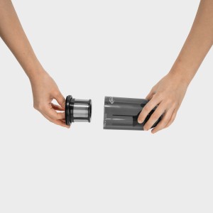 Mani che inseriscono il filtro nell'aspirapolvere portatile senza fili Kärcher CVH 2.