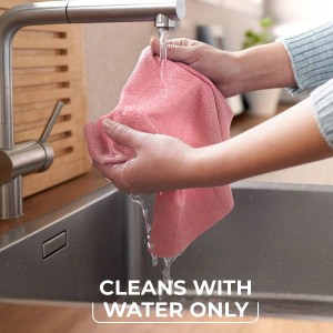 Panno rosa t.b.t. sotto il rubinetto in un lavello d'acciaio.