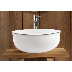 Lavabo d'appoggio t.b.t. bianco su consolle in legno con rubinetto davanti a parete in legno.