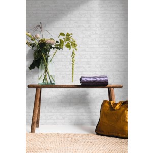 Carta da parati decorativa che imita un muro di mattoni bianchi. Elementi decorativi nella stanza.