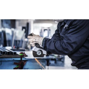 Disco da taglio Bosch Pro in uso: smerigliatrice angolare taglia metallo, scintille.