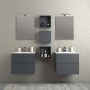Set di mobili da bagno grigi con lavabi, specchi e mensole per l'arredo bagno.